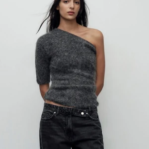 Grå oneshoulder tröja - Snygg grå oneshoulder tröja i fluffigt material. Endast intressekoll!! Ge bud💕💕Som ny! 
