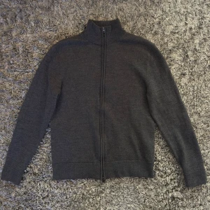 These Glory Days cardigan - Tja! Säljer nu denna cardigan från These Glory Days i 100% merinoull. Tröjan är i fint skick och har använts varsamt. Nypris ligger på 1099kr mitt pris är 399kr. Hör av er vid frågor och funderingar! Mvh.