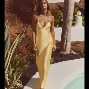 SLUTSÅLDA ZARA KLÄNNINGEN - Säljer denna super super fina gula populära slutsålda klänningen från Zara. Snygg gul långklänning med smala axelband och v-ringad design. Klänningen har en öppen rygg. Säljer då jag har 2 stycken!! Helt ny med lappar kvar stlk S!! BUDET LIGGER PÅ 700