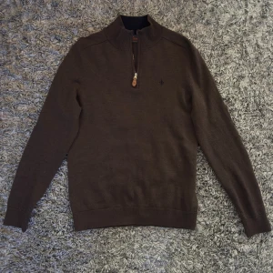 Morris Half-Zip - Tja! Säljer nu denna half-zip från Morris i 100% merinoull. Tröjan är i mycket fint skick och har använts varsamt. Nypris ligger på 1799kr mitt pris är 449kr. Hör av er vid frågor och funderingar! Mvh.
