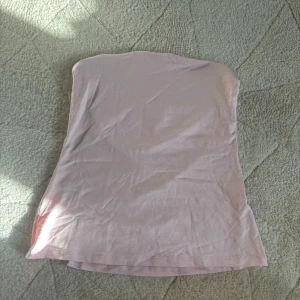 Topp - Ljusrosa bandeau topp som sitter jätte fint