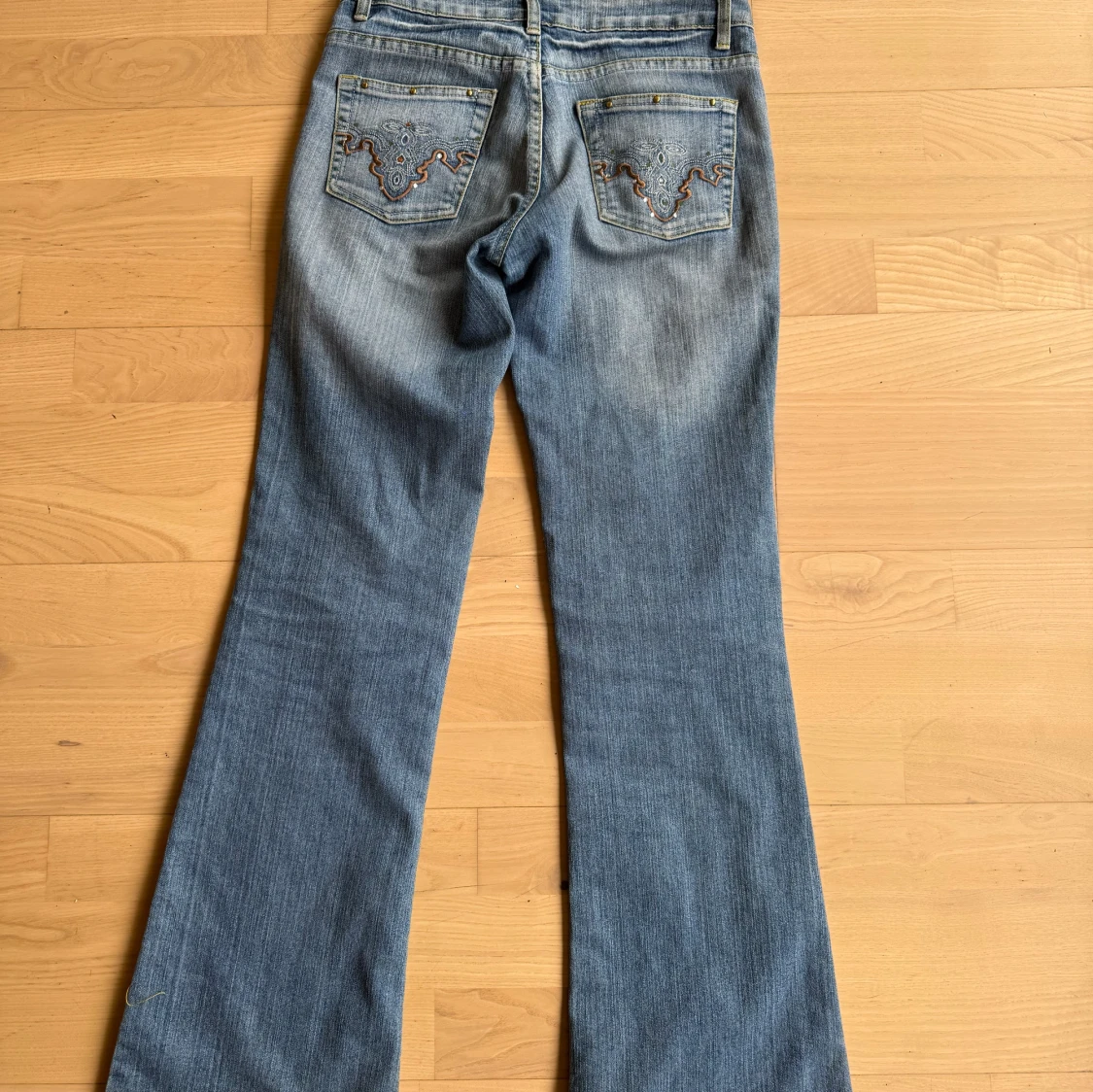 Bootcut jeans med nitar - 2