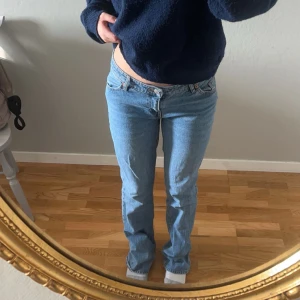 Blå jeansbyxor -  Blåa jeans från Monki