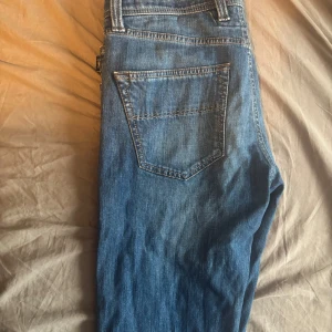 Tramarossa Jeans - Snygga blå jeansbyxor från Tramarossa Jeans med klassisk femficksdesign och knappgylf. Inte så använd och är i mestadels bra skick. Gammal modell som heter Leonardo som inte heller görs längre. Köp denna för er som vill vara lite mer speciella😉
