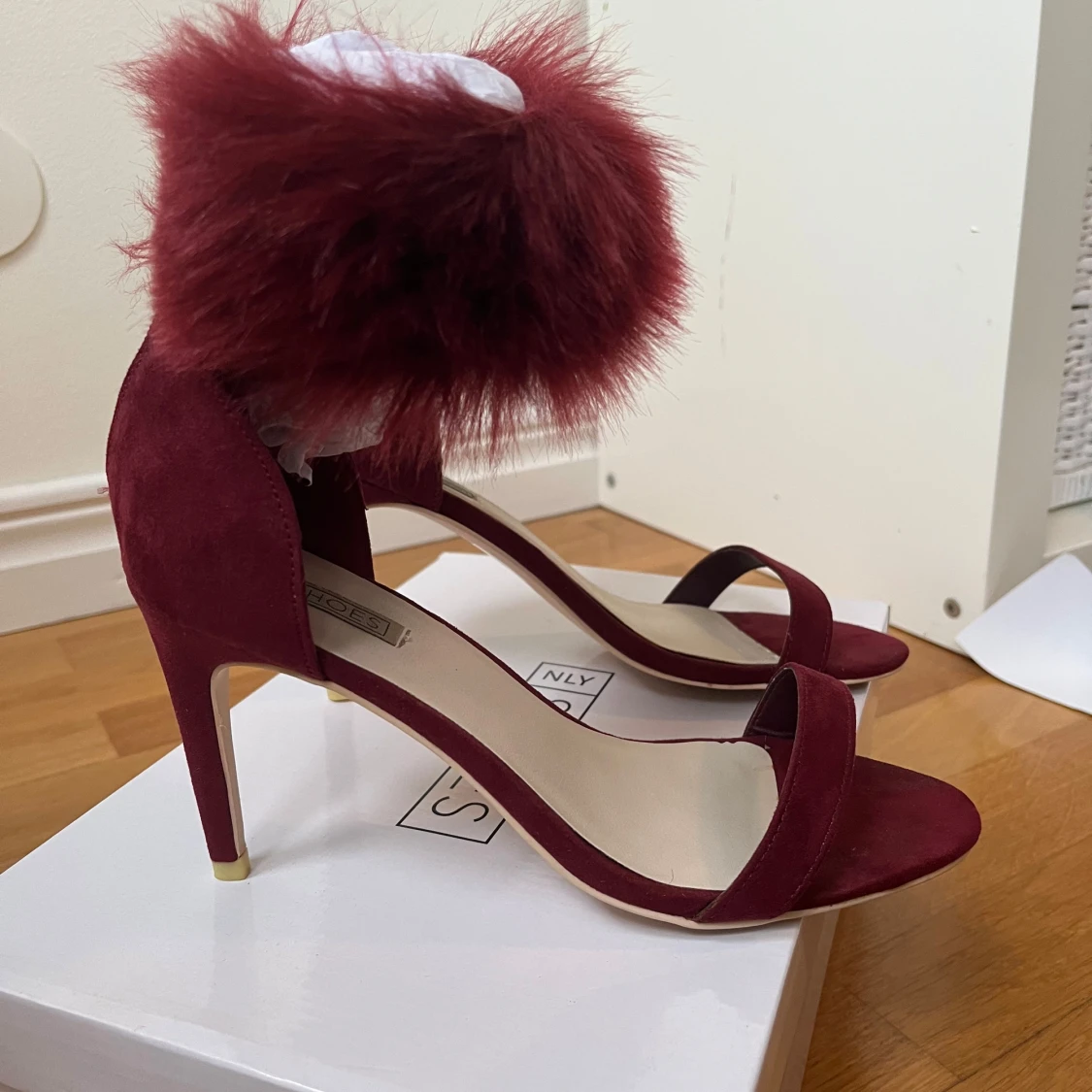 Vinröda klackskor med pälsdetalj - 1