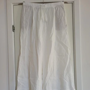 Vida linnebyxor från Zara - Säljer ett par vida linnebyxor. Byxorna har en enkel design med resår i midjan för en bekväm passform. Perfekt för varma sommardagar eller en avslappnad look. Hör av dig vid intresse!