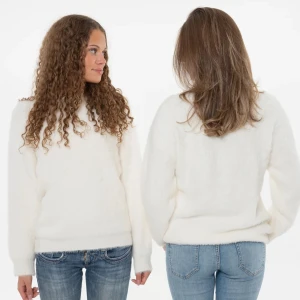 Vit stickad Nitted tröja - Säljer en helt oanvänd stickad tröja med lappen kvar ifrån Nitted som är helt slutsåld. Jättemysig och går både att klä upp o ner💘orginalpriset är 359kr och säljer för 270!