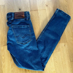 Replay Anbass - Säljer nu ett par riktigt feta replay anbass i storleken 29/32 i färgen marinblå för ett väldigt bra pris!💸De är riktigt stilrena och väldigt bra skick.👖De är endast använda några gånger och därav i skicket 9,5/10👌Vid minsta fundering är det bara att skriva utan att tveka!✍🏼 