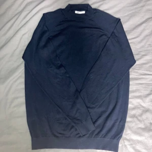 Blå tröja från Zara - Mörkblå långärmad tröja från Zara i storlek L med aningen högre krage. Väldigt bra skick, har använts endast ett fåtal gånger. Bara att skriva vid funderingar