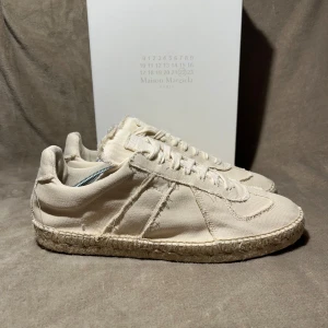 Maison Margiela skor  - Snygga Maison margiela skor | Skicket 10/10 HELT NYA | Storleken är 43 | nypris ca 6-7k mitt pris 2499kr kan gå ner vid snabb affär | Box och 2 dustbags ingår | Hör av er vid frågor eller funderingar!