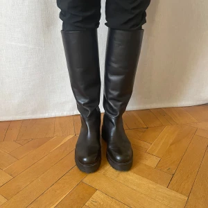 Svarta höga stövlar från Dondup - Snygga svarta höga stövlar i skinn med en robust sula. Från Dondup. Storlek 39.