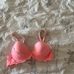 Rosa spets-bh - Säljer en söt rosa bh med spetsdetaljer. Den har vadderade kupor och justerbara axelband för bästa passform. Perfekt för att känna sig extra fin! 💖Säljer den för att den inte kommer till användning för att den är för liten! 