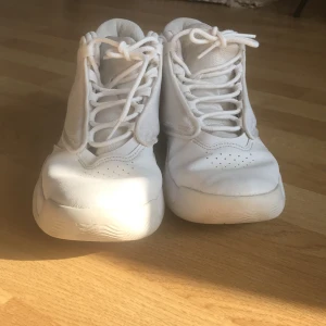 White Jordan flight - Snygga vita sneakers med snörning och en chunky sula. Perfekta för en stilren look. De har en sportig design med perforerade detaljer på ovansidan.