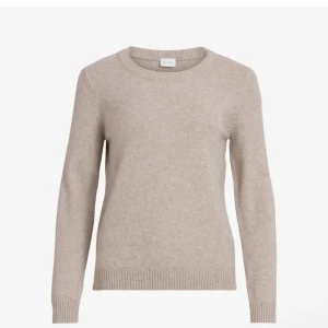 Beige stickad tröja från Vila - Säljer en stilren beige stickad tröja från Vila Tröjan har en klassisk rund halsringning och långa ärmar. Perfekt för alla väder med sin mjuka och bekväma passform, inte jätte tjockt material. Ett måste i garderoben för en tidlös look. Använd 1-2 gånger💓