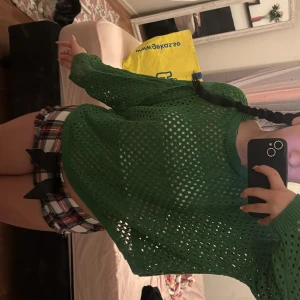 Grön stickad tröja - Säljer en snygg grön stickad tröja med ett genombrutet mönster. Tröjan har långa ärmar och en avslappnad passform, perfekt för lager-på-lager-stil. Passar bra till både jeans och kjol. Hör av dig vid intresse! 💚