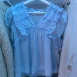 Söt ljusblå blus - Fin blus som inte används mycket och passar fint till det mesta