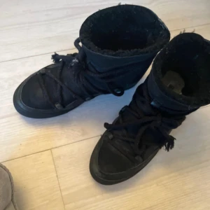 Inuikii skor - Superfina och bra skick. Tecken på användning (se bilder) men annars superbra skick!💕💕 strl 38, och de är svarta!