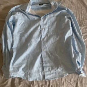 Ljusblå randig skjorta från FSBN - Säljer en ljusblå randig skjorta från FSBN, använt en gång så 9,5 i skick som ny, org pris ca 400kr