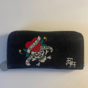 Ed Hardy plånbok - Så snygg er Hardy plånbok med många fack🤍