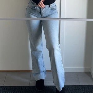 Lågmidjade rakajeans - Snygga ljusblå jeans med rak passform och klassisk femficksdesign. Endast använda 1 gång då dem är för små på mig