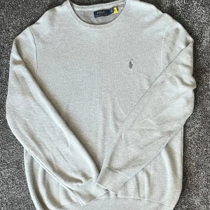 Polo Ralph Lauren Tröja - Stickad Raffe tröja i toppenskick! Tröjan är i en fet grå färg som passar med det mesta. Tröjan är självklart äkta. Kom gärna med prisförslag och frågor!