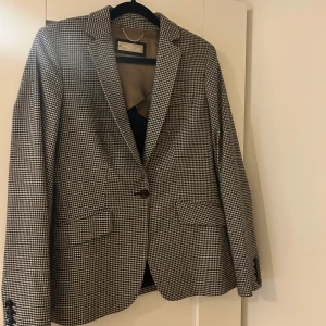 Kavaj från Massimo Dutti - Kavaj, ny för Massimo Dutti köpt i Milano. Använts en gång, perfekt för en snygg outfit!!!