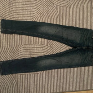 Mörkblå jeans från Jack & Jones - Snygga mörkblå jeans från Jack & Jones. De är storlek 29/34 och sitter perfekt. Hör av er vid mer frågor eller bilder.