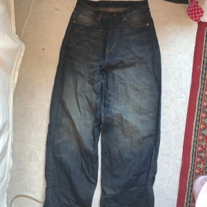 Astro Loose Baggy Jeans från Weekday - Säljer ett par coola Astro Loose Baggy Jeans från Weekday. De är mörkblå och har en loose passform med breda ben. Perfekta för en avslappnad stil. 