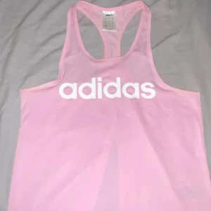 Träningslinne - Superfint rosa träningslinne med en slits bak i ryggen. Jag säljer den då den inte kommer till användning så mycket då jag har massa andra toppar att använda. ❤️Skriv om ni har frågor eller vill ha fler bilder❤️