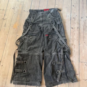 Tripp NYC  - Säljer nästan o använda tripp nyc byxor är i bra skick med lite slitning på neder kanten i stolek L hör av innan köp pris kan dikuteras 