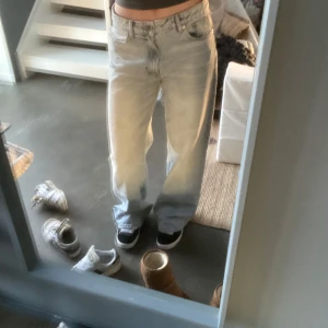 Ljusblå jeans - Säljer ett par ljusblå jeans med en avslappnad passform. De har en klassisk femficksdesign och är perfekta för en casual look. Jeansen har en rak stil och är tillverkade i denim.