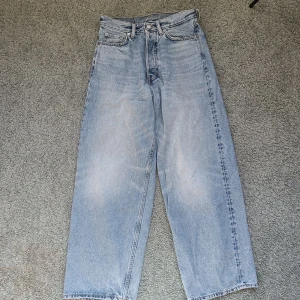 Blå baggy Astro jeans från Weekday - Säljer ett par blå baggy jeans från Weekday. De har en loose passform och är perfekta för en avslappnad stil. Tillverkade i ett klassiskt denimtyg med en ljus tvätt.