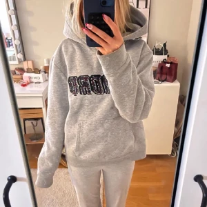 Sandro Paris hoodie - Nyskick men saknar snören, storlek XS men jag har vanligtvis S och den sitter perfekt. Skriv vid eventuella frågor