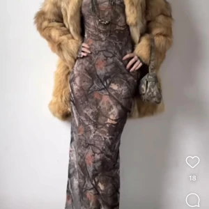 Långarmad meshklänning från Sumwon Design Studios - Väldig fin och unik klänning. Tygetiketten ligger på utsidan. Passar storlek XS-S.