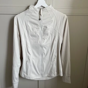 Vit define jacket Lululemon  - Säljer en lululemon define jacket i storlek 8. Jag har storlek XS/S för referens. Kan även tänka mig att byta mot mindre storlek (6,4,2). Prisförslag mottages 