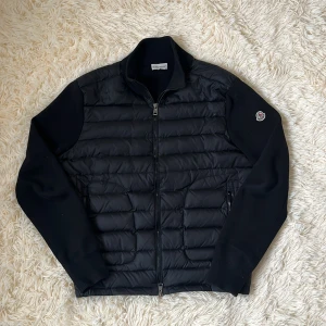 Moncler cardigan - Hej, säljer nu min Moncler cardigan då den börjar bli för liten. Den är i super fint skick den har inga defekter eller något liknande. Den är i storlek S och är självklart äkta. Vid frågor och funderingar är det bara att höra av sig.