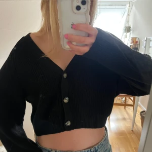 Svart ribbad kofta - Svart kofta från monki! 