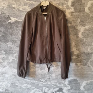 Khaki grön bomberjacka från H&M - Säljer en stilren grå bomberjacka från H&M Divided. 