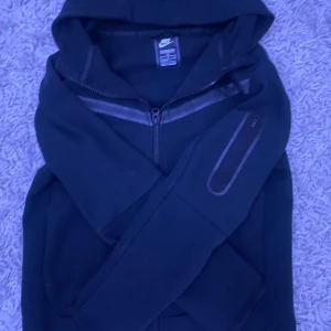 Nike tech fleece  - Säljer en svart Nike tech har använt den 2 gånger, inga fläckar eller något liknande skriv för mer information om tröjan kan gå ner i priset.