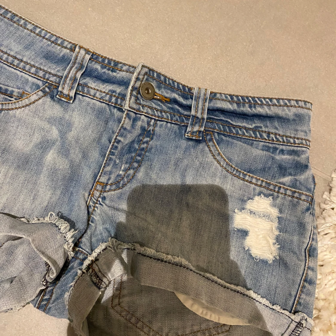 Jeans shorts med slitningar  - 1