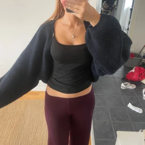 Gina kofta  - SUPER snygg kofta från Gina!! Har inte använt någon gång utan endast testad. Dock är inga prislappar kvar. Sjukt fin. Det är storlek L men jag har i vanliga fall xs/s. Tycker att den är snygg lite mer oversized. 