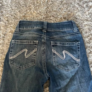 Blå jeans - Low waist bootcut jeans från Nelly med fina broderade bakfickor!