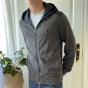 Ralph Lauren cardigan  - Estate rib material. Inga defekter men kan vid slutet av armarna kan det kännas usträkt. Den är för stor för mig som är 180,75 kg. Kom med frågor! Färg grön / grå. 