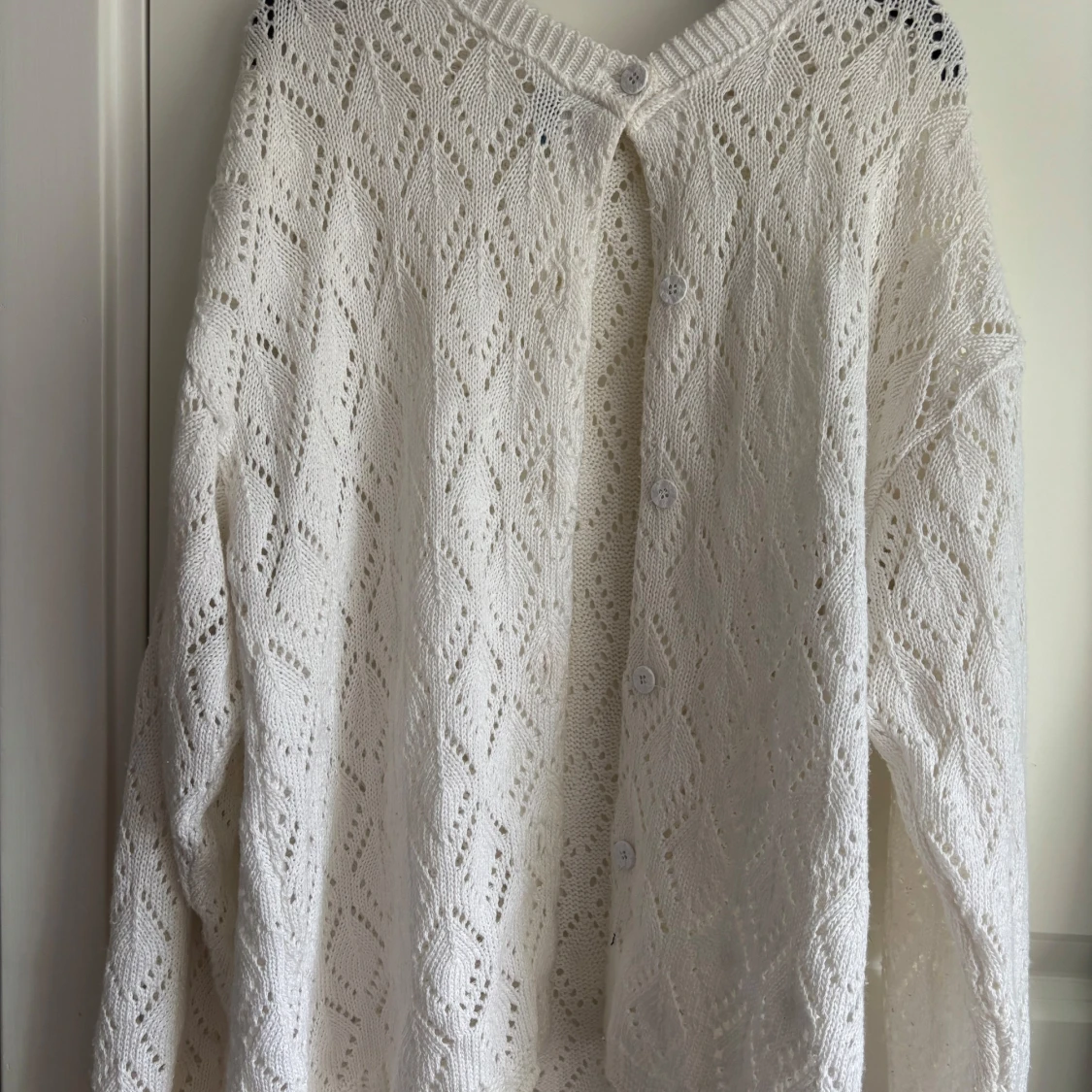 Vit stickad kofta med knappar - 1