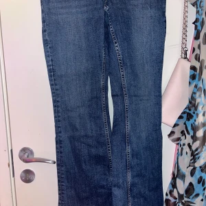 Blå bootcut jeans från Perfect Jeans - Säljer ett par klassiska blå jeans från Perfect Jeans i storlek 36. Jeansen har bootcut-modell med lite utsvängda ben och normal passform. Tillverkade i jeansmaterial med dragkedja och knapp framtill. Perfekta till sneakers eller boots.