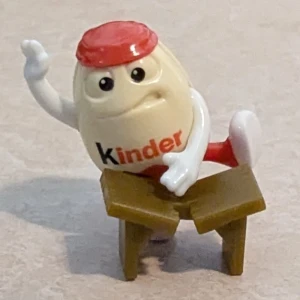 Unik samlar figur från Kinder som utför Karate - Unik samlar figur från Kinder som utför Karate. Den jätte fina Kinder figuren är av plast 