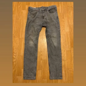 Grå slim fit jeans från H&M  - Säljer ett par grå slim fit jeans från H&M i storlek 34/32. Jeansen har klassisk femficksdesign, raka ben och snygg tvättad look. Perfekta för dig som gillar en smalare passform och stilren vibe.
