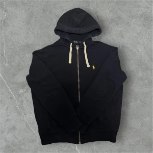 Ralph Lauren Zip Hoodie Mörkblå - 📍Storlek:M  💪🏽Skick:Mycket bra   📐Mått:Längd:62cm:Axelbredd:45cm  📎Material:84%bomull:16%Polyester  📦Skickar alltid inom 24h  💸Köp fler plagg för att få billigare pris  ✅Äkthetsgaranti