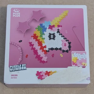 Puzzle By Number: Unicorn, PLUS PLUS  - HELT OÖPPNAD FÖRPACKNING. Skapa en färgglad enhörning med detta roliga pussel! Innehåller 250 bitar i regnbågens färger. Perfekt för dig som gillar pyssel och vill ha något kreativt att göra. Passar både ungdomar och unga vuxna som älskar fantasifulla motiv.