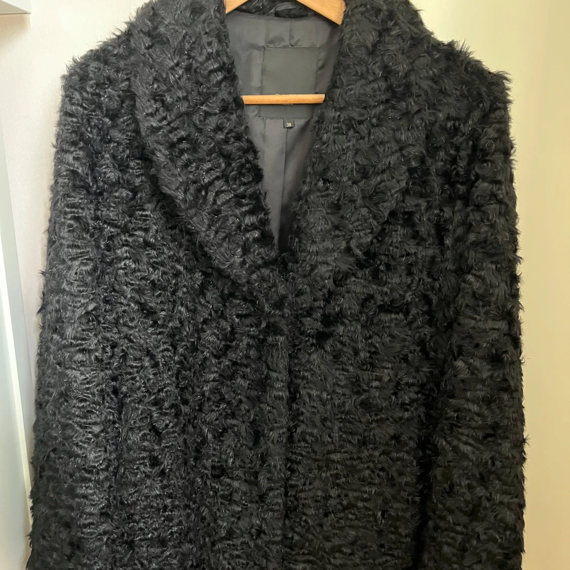Svart pälsjacka från Saki, storlek 38